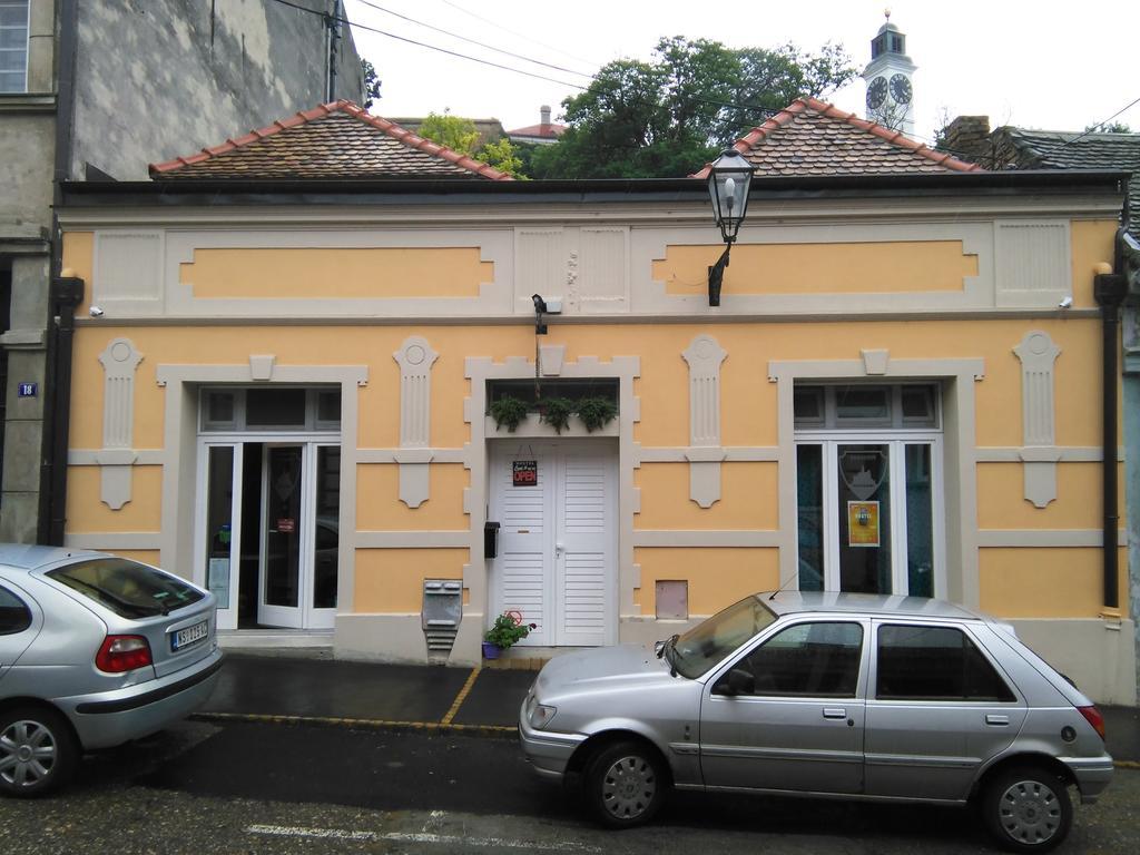 Varad Inn โนวีซาด ภายนอก รูปภาพ